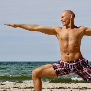 Ashtanga Yoga bringt Sie schnell ins Schwitzen, baut Kraft auf und verbessert die Dehnfähigkeit Ihrer Muskeln.